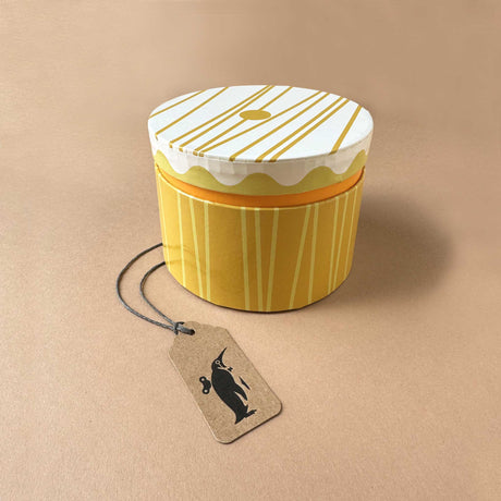 round-yellow-paperbox-with-white-lid-looking-like-a-lemon-meringue