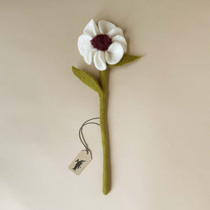 felted-anemone-flower-white-petals-with-green-stem