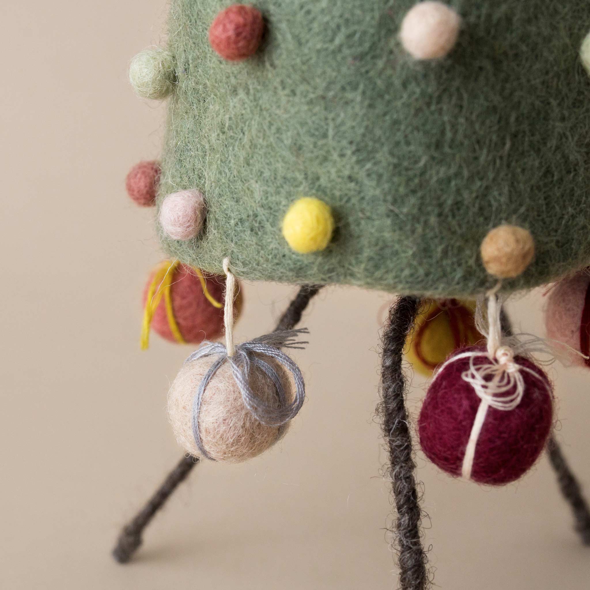 Felted Christmas Tree with Gifts - Christmas - pucciManuli