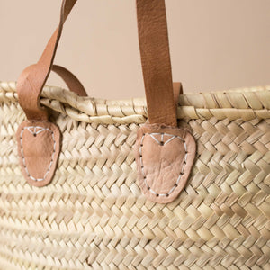 close-up-of-handles-on-woven-tote