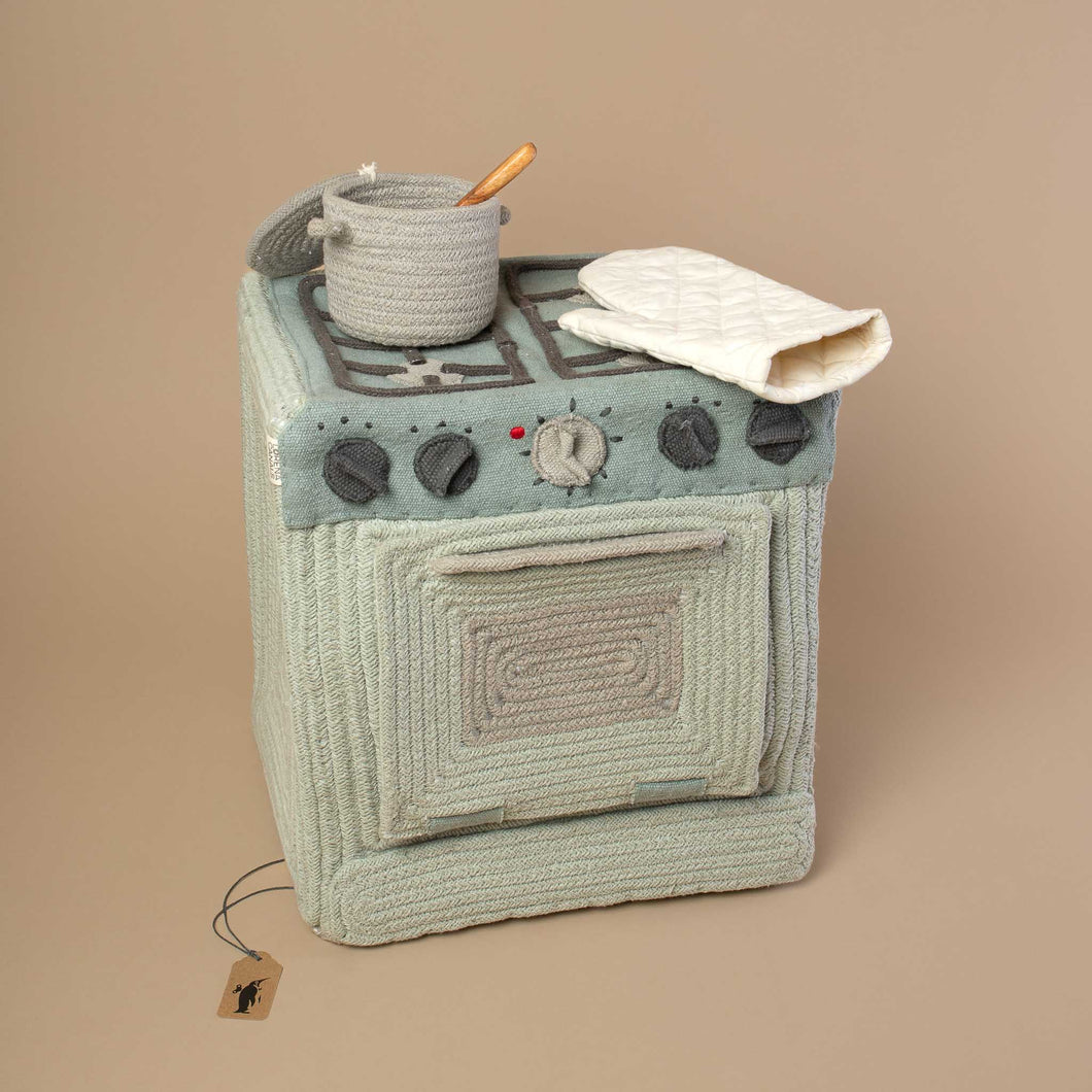 basket-kitchen-oven-with-pot-and-oven-glove-on-top