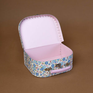 open-suitcase-with-pink-interior