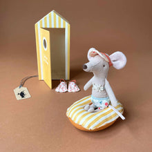 Load image into Gallery viewer, Matchbox Mouse Beach Big Sister &amp; Yellow Stripe Floaty Boat - Pretend Play - pucciManuli