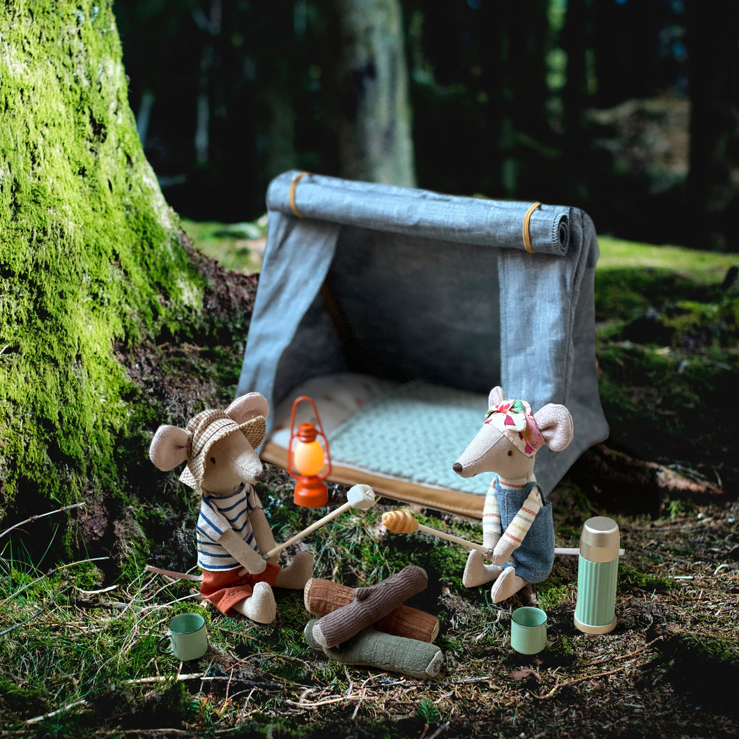 Matchbox-mice-camping-with-tent-and-accessories