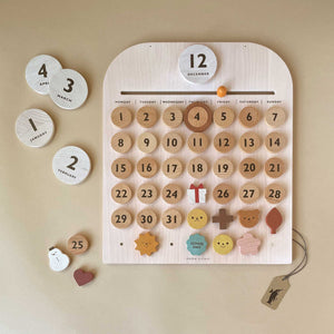 my-every-day-wooden-calendar-with-wooden-day-markers