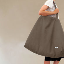 Load image into Gallery viewer, clay-organic-cotton-big-long-tote-carried-by-model