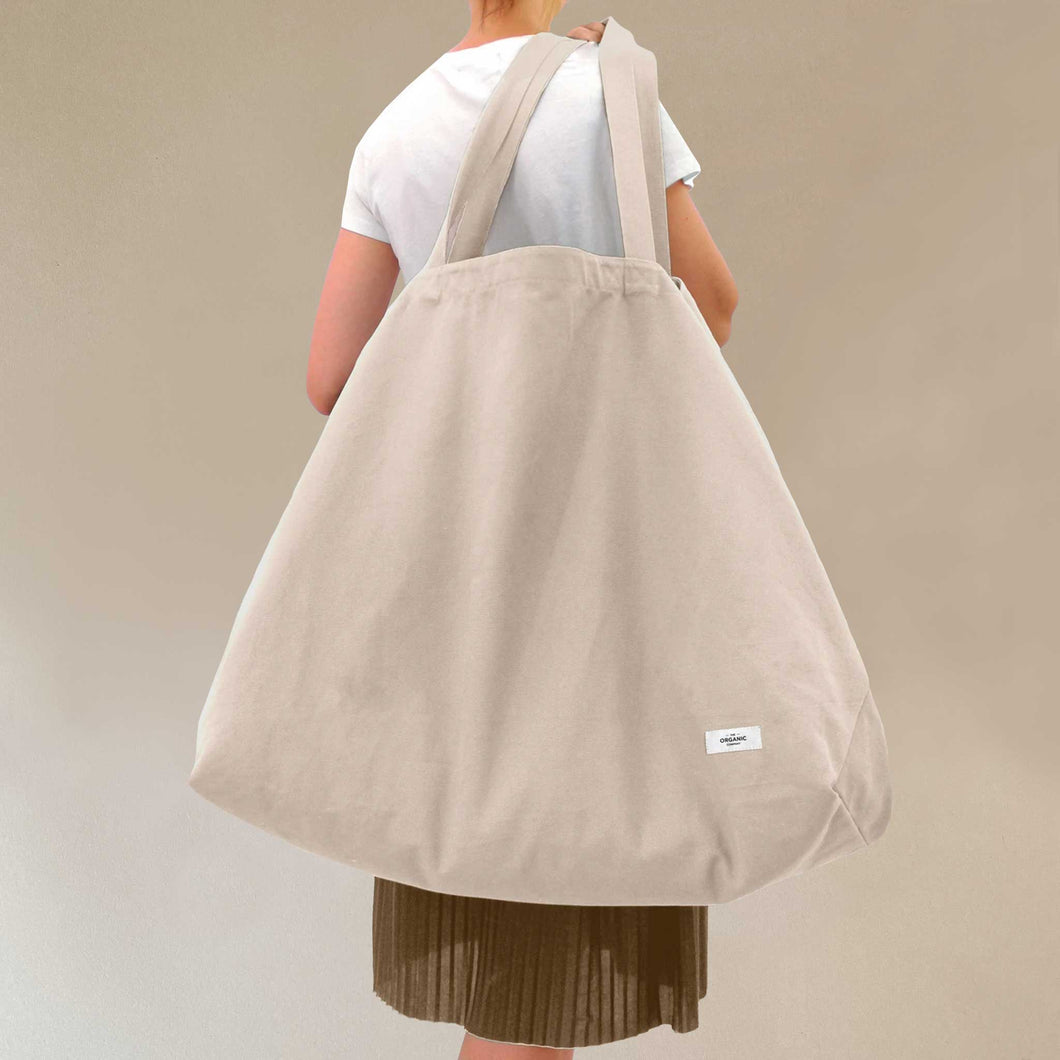 stone-organic-cotton-big-long-tote-carried-by-model