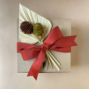 Natural Palm Spear & Platys Gift Topper