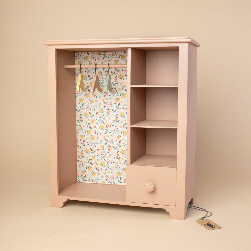 vinrage-wardrobe-powder-pink-with-floral-lining-and-three-hangers