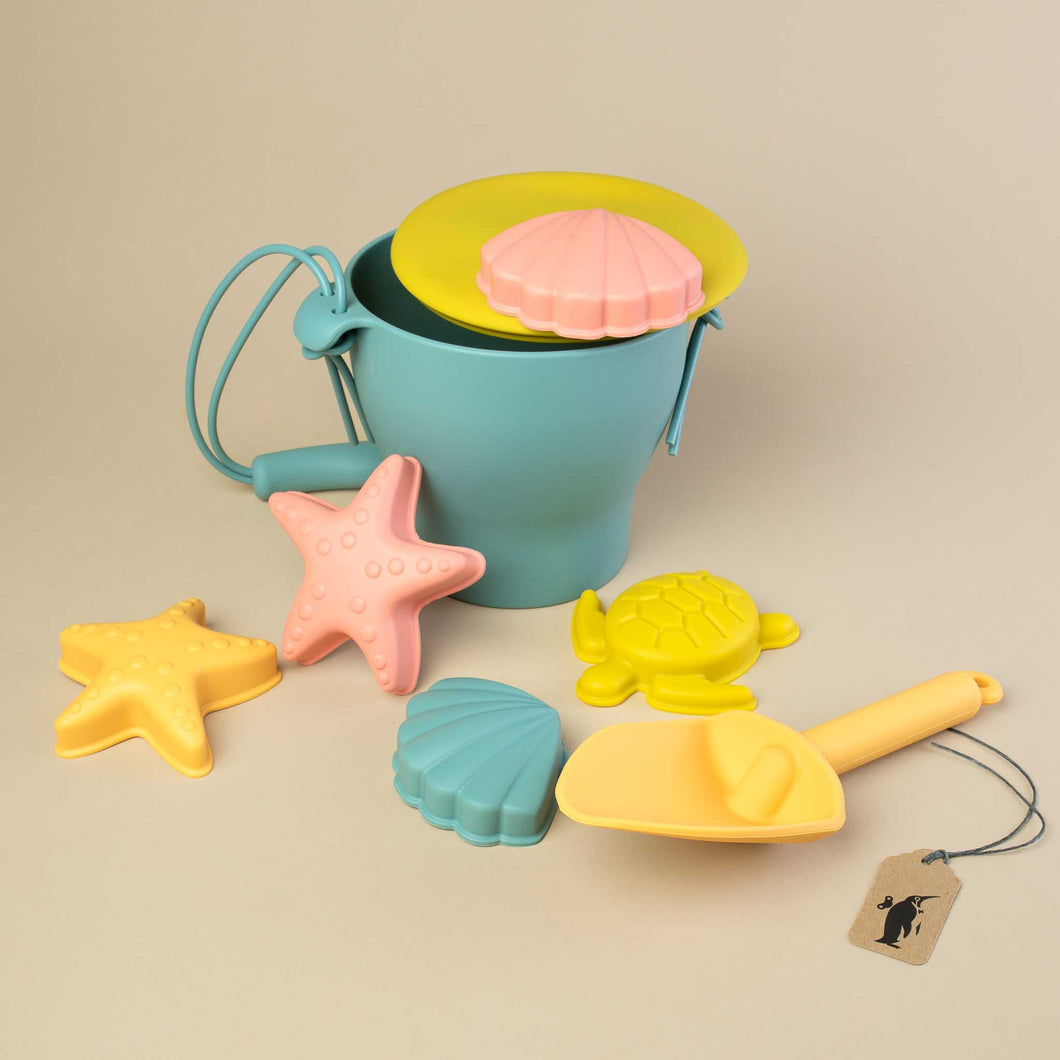 silicone-bucket=with-lid-spade-and-five-moulds-in-turtle-seestar-and-shell-form
