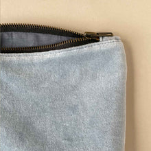 Load image into Gallery viewer, close-up-of-light-grey-pouch-and-zipper