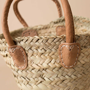 close-up-of-leather-handles-on-wee-market-tote