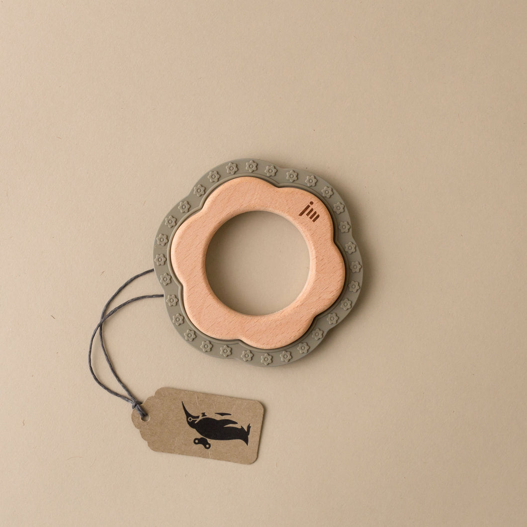 wood-and-silicone-teether-ring-with-saddle-colored-outside